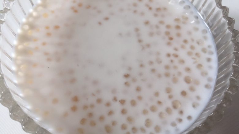 芒果椰汁西米露,加入椰奶,喜欢甜一点的可以加入适量的蜂蜜或者砂糖,你也可以加入椰浆和牛奶口感更佳