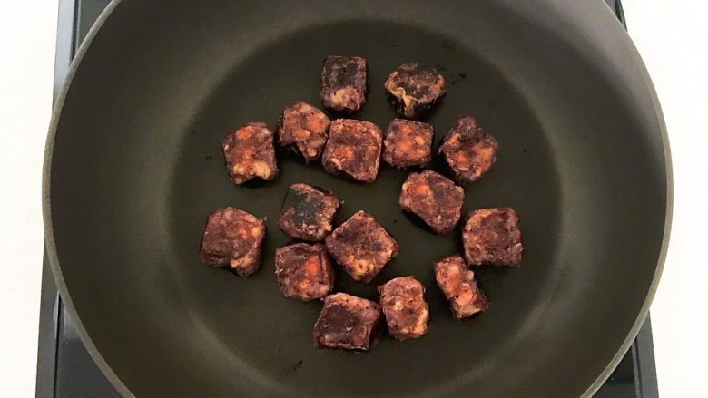 健康小零食 蓝莓红薯饼,蓝莓红薯饼煎好了