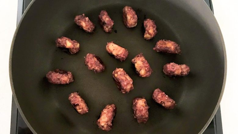 健康小零食 蓝莓红薯饼,四个侧面也要煎制一下,每一个侧面煎至定型即可
