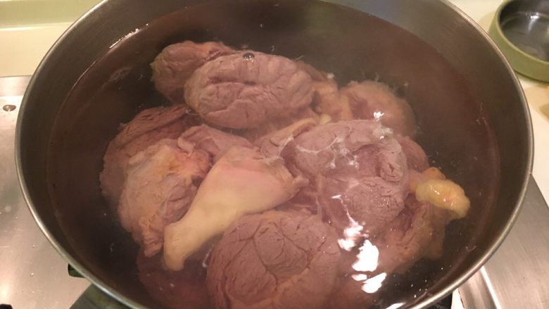 红烧牛肉面,不需要烧开,直接加入牛腱子