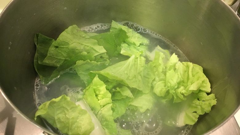 红烧牛肉面,直接再下杭白菜,烫熟捞起放到面碗里