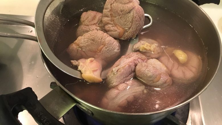 红烧牛肉面,烫洗一下就捞起