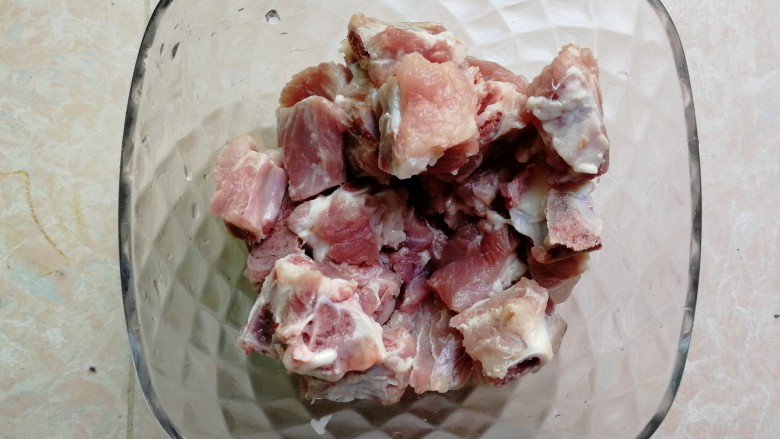 荷叶糯米排骨饭,<a style='color:red;display:inline-block;' href='/shicai/ 434'>排骨</a>洗干净,滤干水分