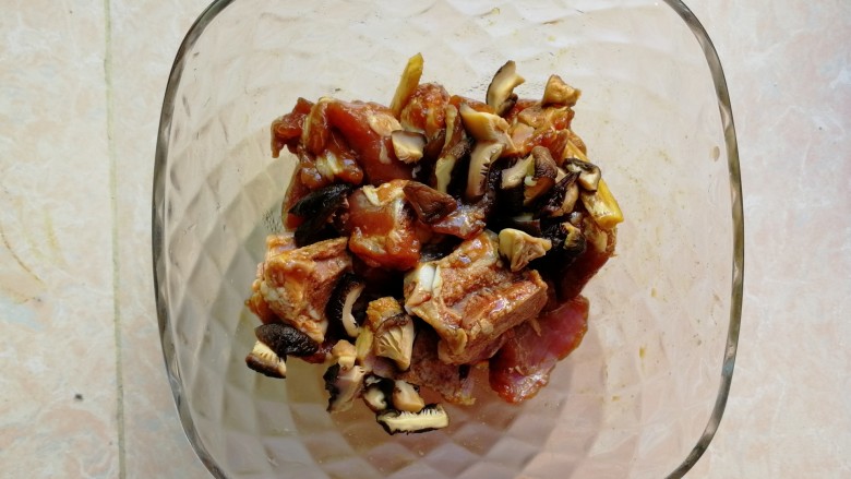 荷叶糯米排骨饭,加入泡软,切好的<a style='color:red;display:inline-block;' href='/shicai/ 230'>香菇</a>丁