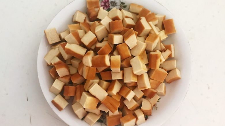 花样炒饭 什锦虾仁豆豉炒饭,把豆干切成1㎝见方的小丁