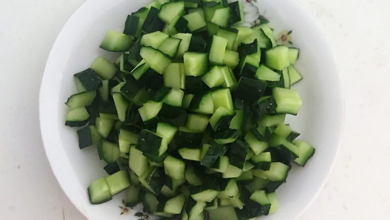 花样炒饭  什锦虾仁豆豉炒饭,把黄瓜切成小丁