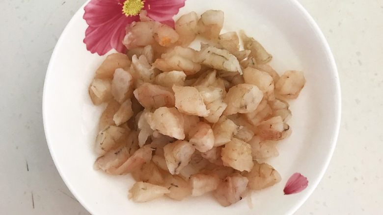 花样炒饭 什锦虾仁豆豉炒饭,把虾仁切成小丁