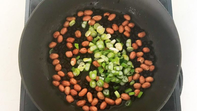 花样炒饭  什锦虾仁豆豉炒饭,加入葱花炒出香味