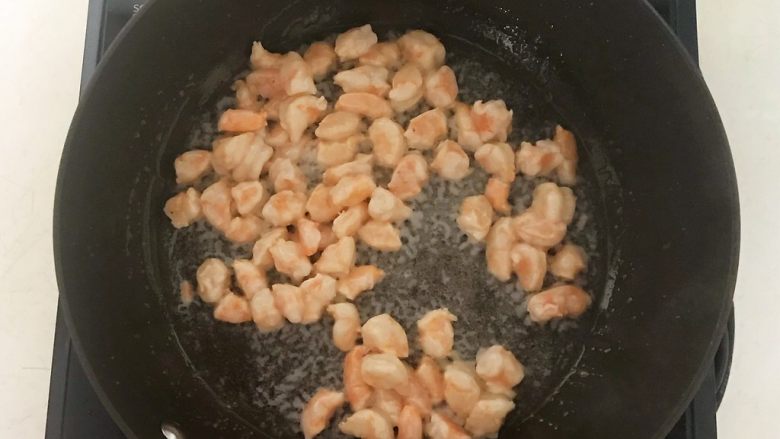 花样炒饭 什锦虾仁豆豉炒饭,油温6分热的时候加入虾仁,煸炒至虾仁变色即可