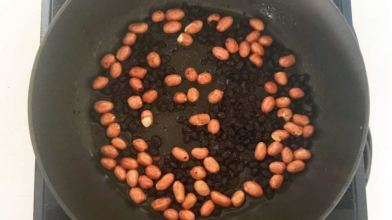 花样炒饭 什锦虾仁豆豉炒饭,加入花生米,小火炒制3分钟