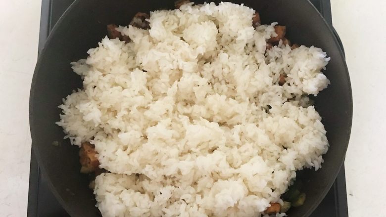 花样炒饭 什锦虾仁豆豉炒饭,加入热米饭