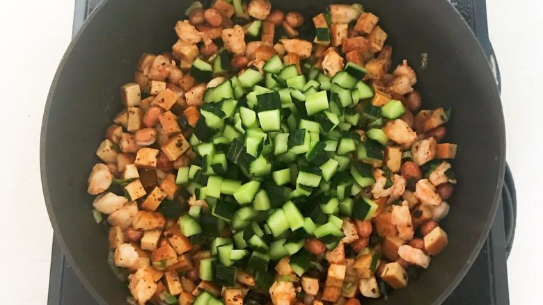 花样炒饭 什锦虾仁豆豉炒饭,加入黄瓜丁翻炒均匀