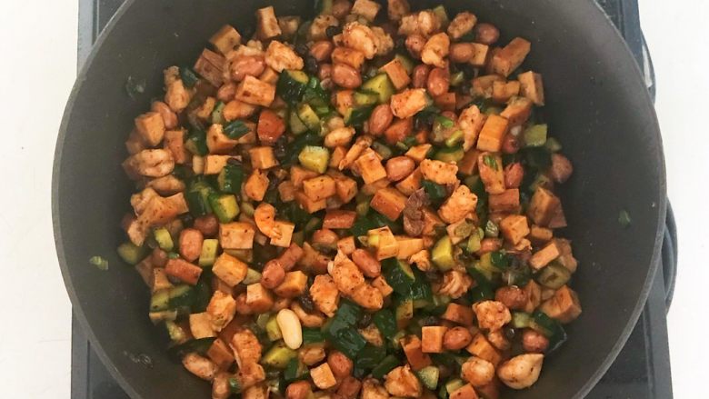 花样炒饭 什锦虾仁豆豉炒饭,翻炒均匀即可