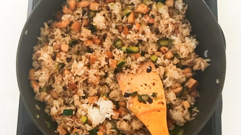 花样炒饭 什锦虾仁豆豉炒饭,把米饭炒散