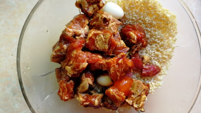 荷叶糯米排骨饭,腌制好的排骨加入糯米里,我包粽子多了几个鹌鹑蛋也一起放进去了