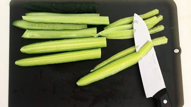 下饭小菜 豆豉什锦虾仁,把黄瓜切成小条,切除瓜瓤
