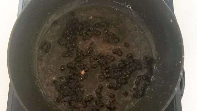 下饭小菜 豆豉什锦虾仁,用锅里的底油煸炒豆豉