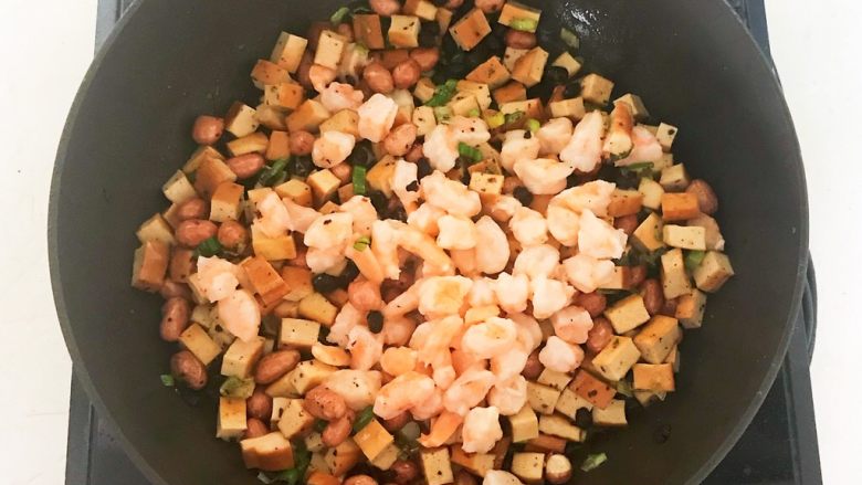 下饭小菜 豆豉什锦虾仁,加入虾仁,翻炒均匀