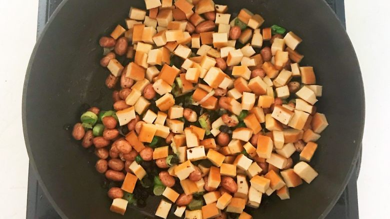 下饭小菜 豆豉什锦虾仁,加入焯好的豆干,翻炒均匀