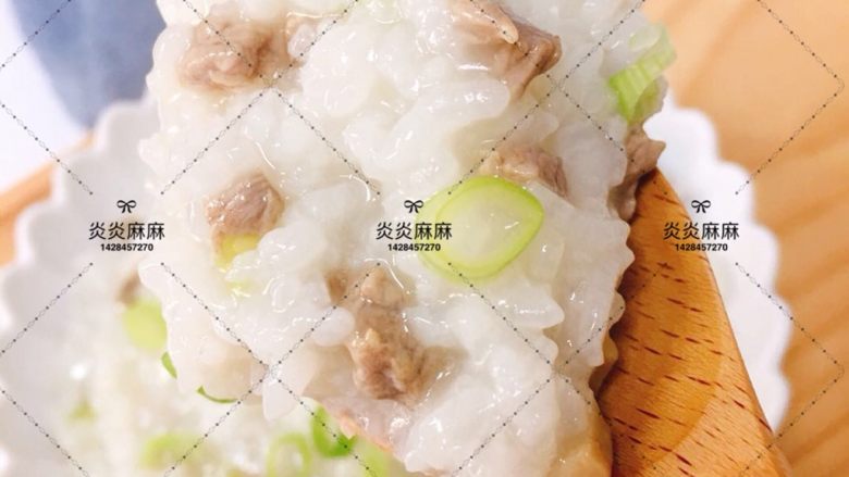 牛肉口菇粥,粥熟盛入碗中再撒一点香葱末即可。