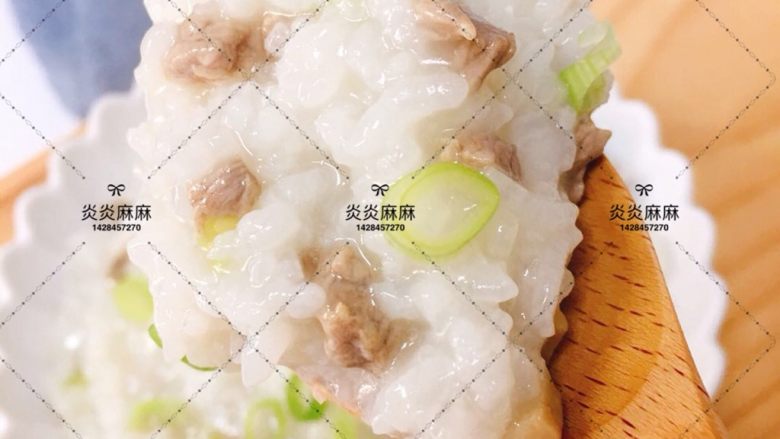 牛肉口菇粥,粥熟盛入碗中再撒一点香葱末即可。