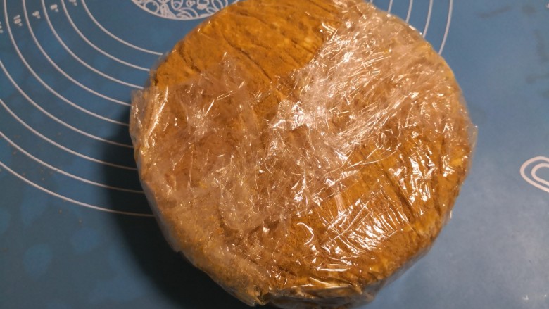 俄式提拉米苏,用保鲜膜包好,放冰箱冷藏5个小时以上,回潮后就可以食用了。(前一天做,第二天吃效果更好)