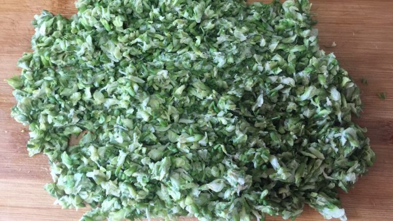 地瓜面槐花馅肉包子,槐花切碎备用