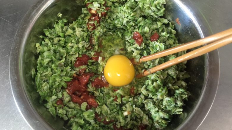 地瓜面槐花馅肉包子,将槐花倒入腌好的肉盆里,加入一个<a style='color:red;display:inline-block;' href='/shicai/ 9'>鸡蛋</a>搅拌均匀。