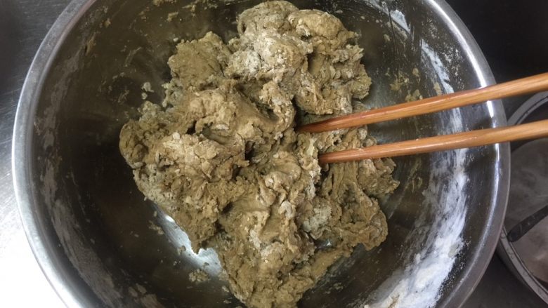 地瓜面槐花馅肉包子,搅拌面粉都粘在一起