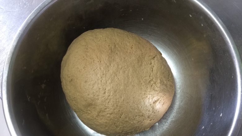 地瓜面槐花馅肉包子,用手揉面团至手光盆光面光,再盖上一块布,让其自然发酵半小时以上。