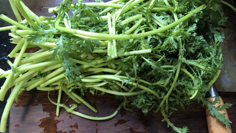 蒜泥茼蒿,筒蒿去掉烂叶子,冼净,沥干。