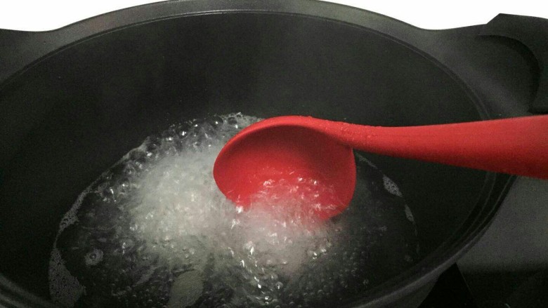 夏日饮品-水晶果冻,一边倒一边搅拌,搅拌到煮开即可关火