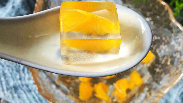 夏日饮品-水晶果冻,也可以就这样吃,因为罐头是甜的。