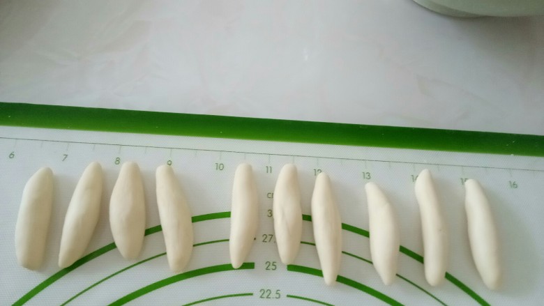 仿真蘑菇豆沙包,香菇棒大约5克,我做了10个。
