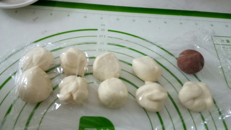 仿真蘑菇豆沙包,香菇包大约重8克,我做了10个。
