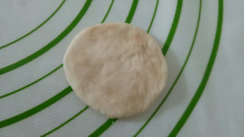 仿真蘑菇豆沙包,取一个香菇包面团,团圆,用手压扁,捏成中间后两边薄的片。