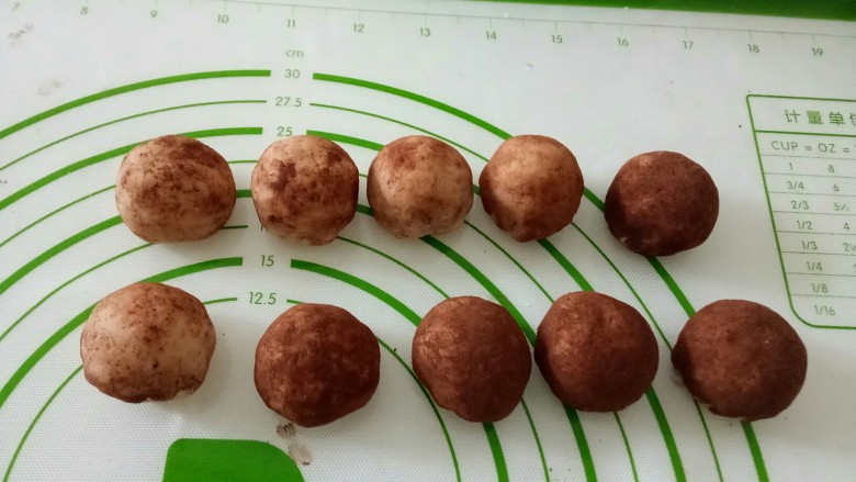 仿真蘑菇豆沙包,收口,均匀粘上可可粉,二次醒发10分钟。