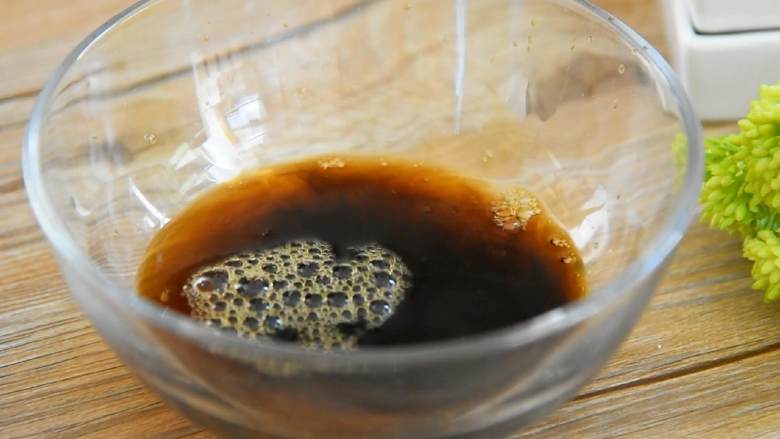 鱼香茄子—酸酸甜甜带点辣,最最最下饭的菜,1勺盐、3勺糖、1勺生抽、2勺醋、3大勺清水,调成鱼香汁。