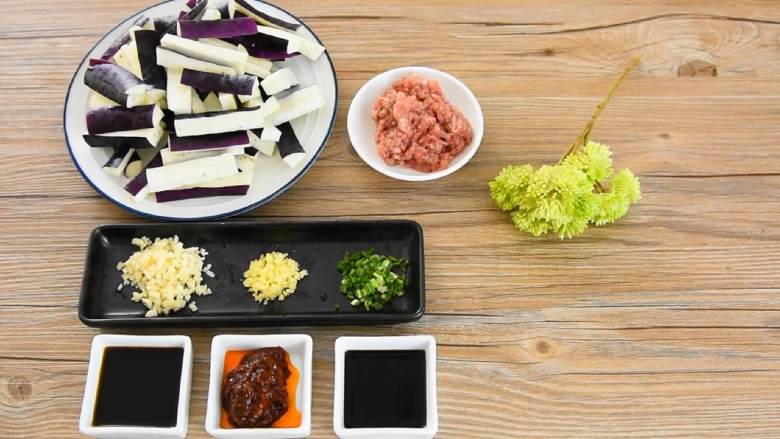 鱼香茄子—酸酸甜甜带点辣,最最最下饭的菜,【主料】茄子 3根|肉末 100克
【辅料】:豆瓣酱 2勺|生抽 1勺|香醋 2勺|姜葱蒜 少许|糖 3勺