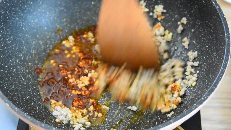 鱼香茄子—酸酸甜甜带点辣，最最最下饭的菜,肉末推至一边，下豆瓣酱炒出红油后再与肉末炒匀。