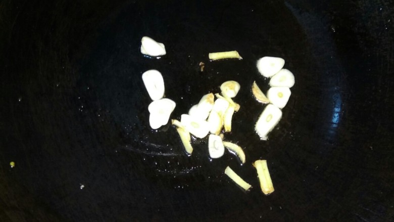 土豆烧扁豆,把锅中油全部倒出,锅上残留的油已经足够,放入姜蒜翻炒