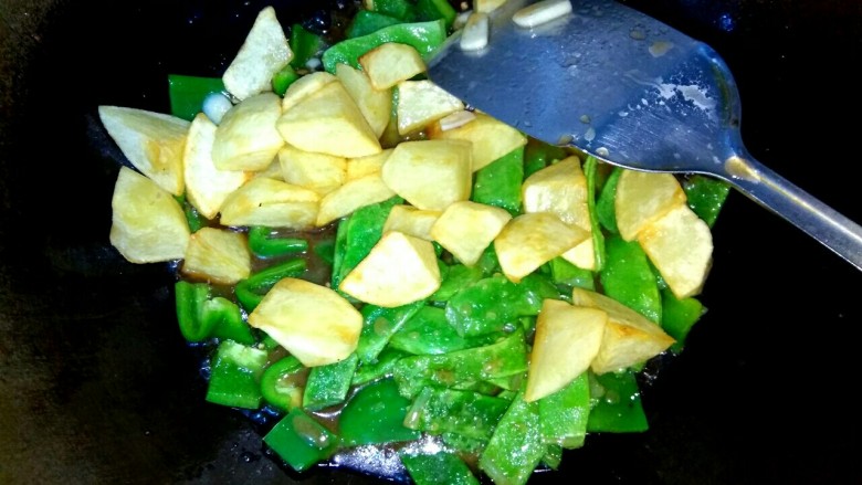 土豆烧扁豆,加入小碗中的调料汁,大火烧开