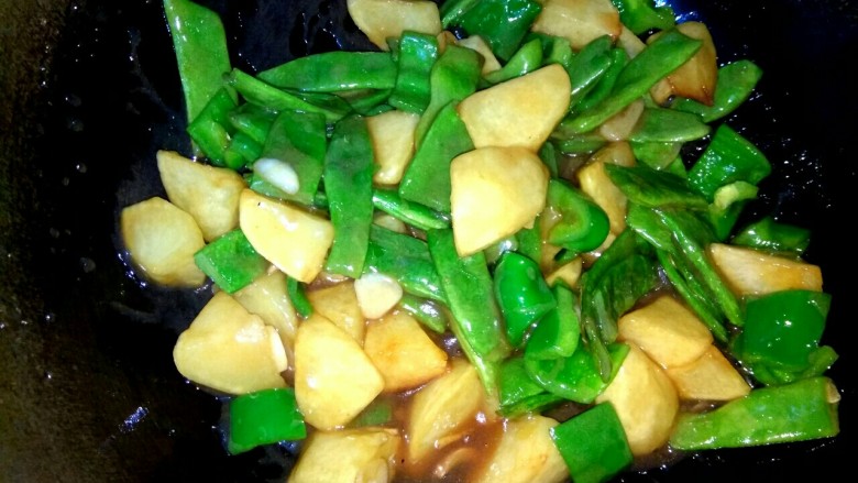 土豆烧扁豆,汤汁粘稠,翻炒均匀关火出锅