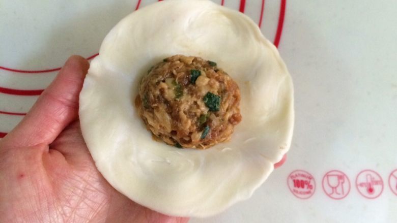 苏式鲜肉酥饼,放上一份鲜肉馅。(提前分成8等分)