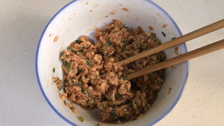 苏式鲜肉酥饼,先将猪肉洗碎成泥,加入蛋和其他佐料,用筷子一个方向搅拌,盖好保鲜膜备用。