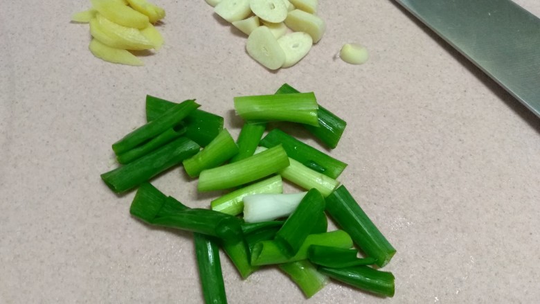 烤箱版烧烤南极冰鱼,姜全部切条,一半葱切段,2瓣蒜切片