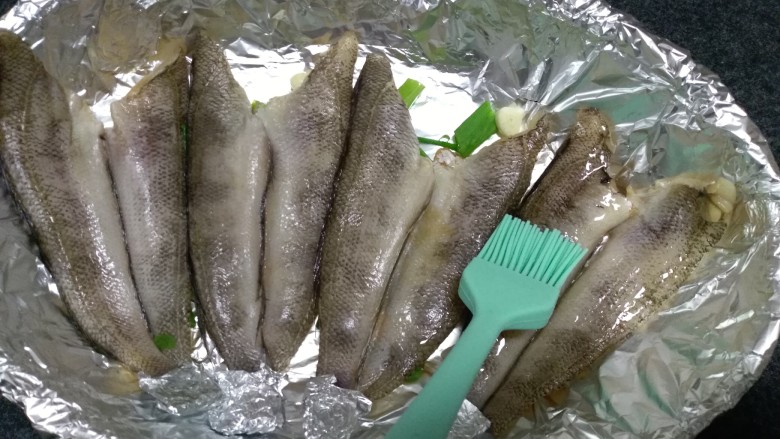 烤箱版烧烤南极冰鱼,烤箱200度预热3分钟,烤鱼进行刷一边油。