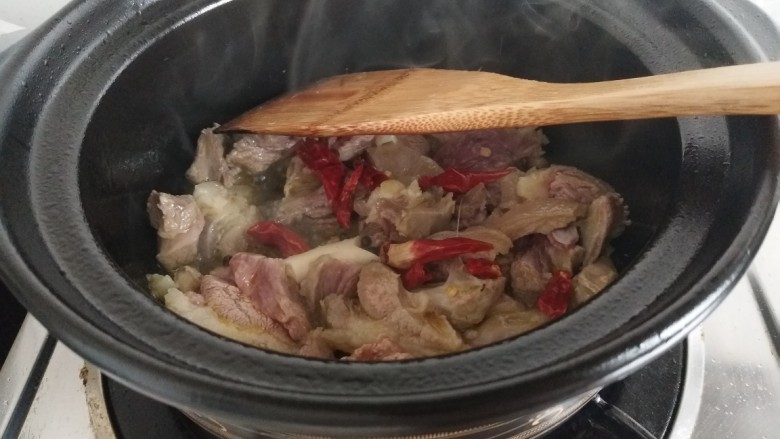 豆腐皮炖羊肉,加入<a style='color:red;display:inline-block;' href='/shicai/ 62'>辣椒</a>炒香