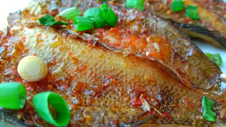 烤箱版烧烤南极冰鱼,28分钟时撒入孜然粉和<a style='color:red;display:inline-block;' href='/shicai/ 9613'>辣椒面</a>,再烤2分钟就可以了,取出后滴几滴豉油更香。