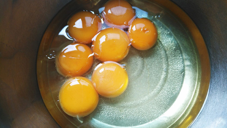 萨瓦林戚风蛋糕,分蛋,将蛋黄分入水油混合液里备用